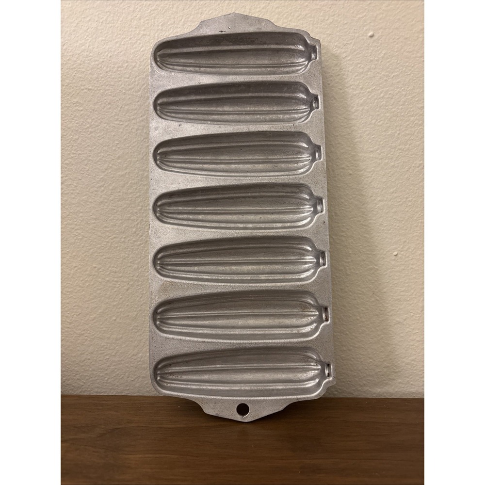 Wearever No.2797 - Cast Aluminum Cornbread - 7-Mold Pan - Made in‎ U.S.A.